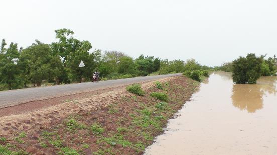 Road embankment lightly armored, serving to store water (Burkina Faso)