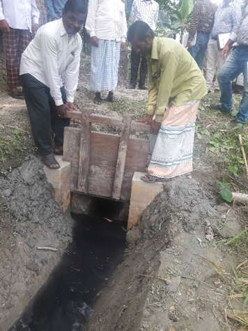 Gated culvert in Bangladesh (photo: Blue Gold)